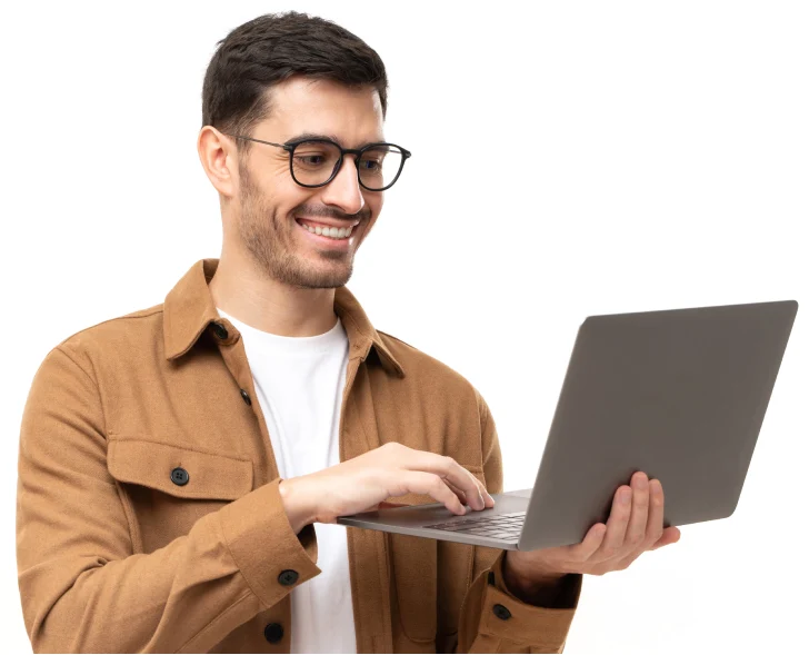 Ein Mann steht mit Brille und einem Laptop in der Hand da